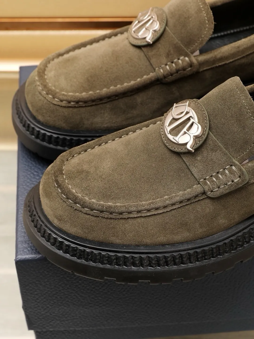 Factory P500💰dior 🆕Men's classic loafers, which combine classic shoe styles with retro California style. Slipper style design, easy to put on and take off. Crafted from top-grain cowhide leather, they feature a rubber lugged sole and the DIO* AND SHAWN signature in brass and enamel. Wear it with casual clothing or a suit. Size: 38-44 (45.46 customized)